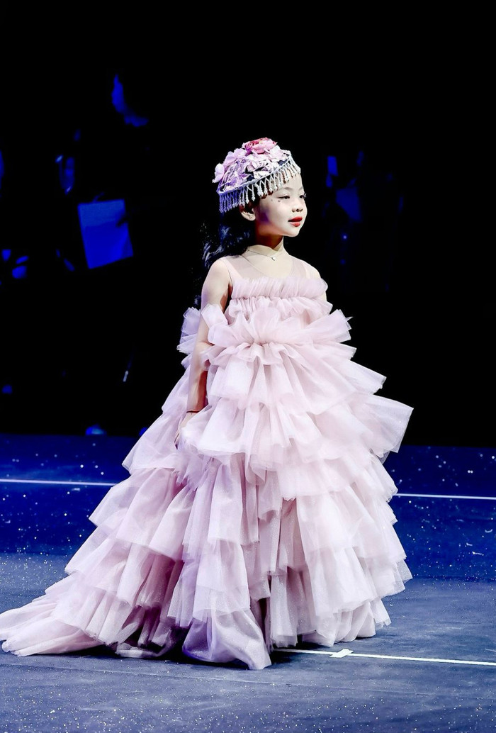 Mẫu nhí 5 tuổi bất ngờ gây sốt làng mốt xứ Trung.&nbsp;