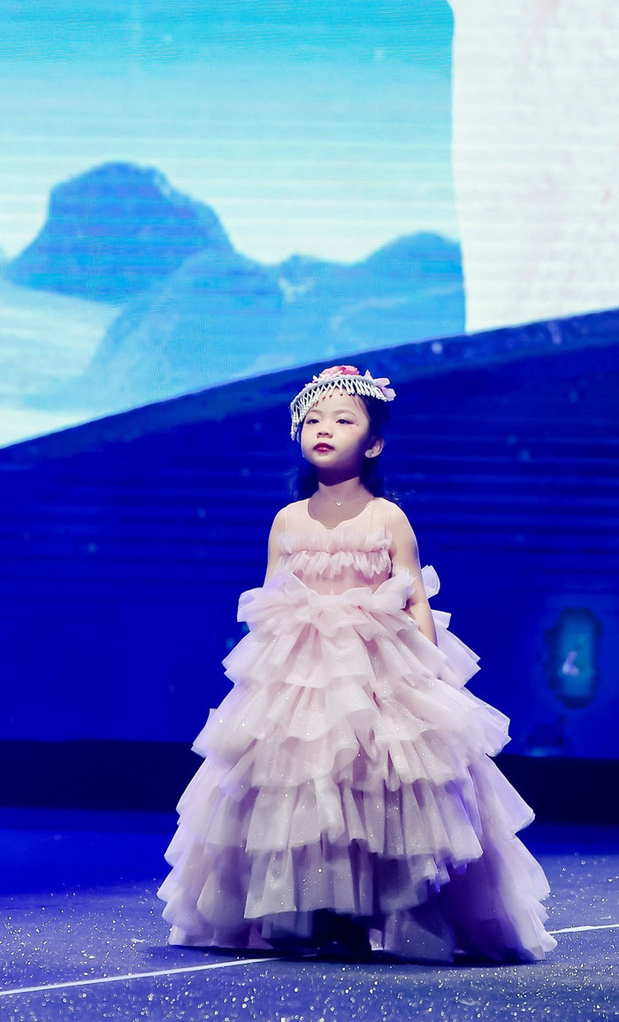 Mẫu nhí người Việt mới 5 tuổi đã làm vedette show quốc tế, gây sốt sàn catwalk xứ Trung Ảnh 4