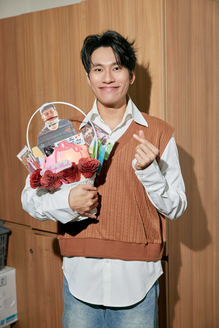 Kiều Minh Tuấn không dám đọc quá nhiều bình luận khen ngợi, bởi bản thân vốn e thẹn, hay đỏ mặt.