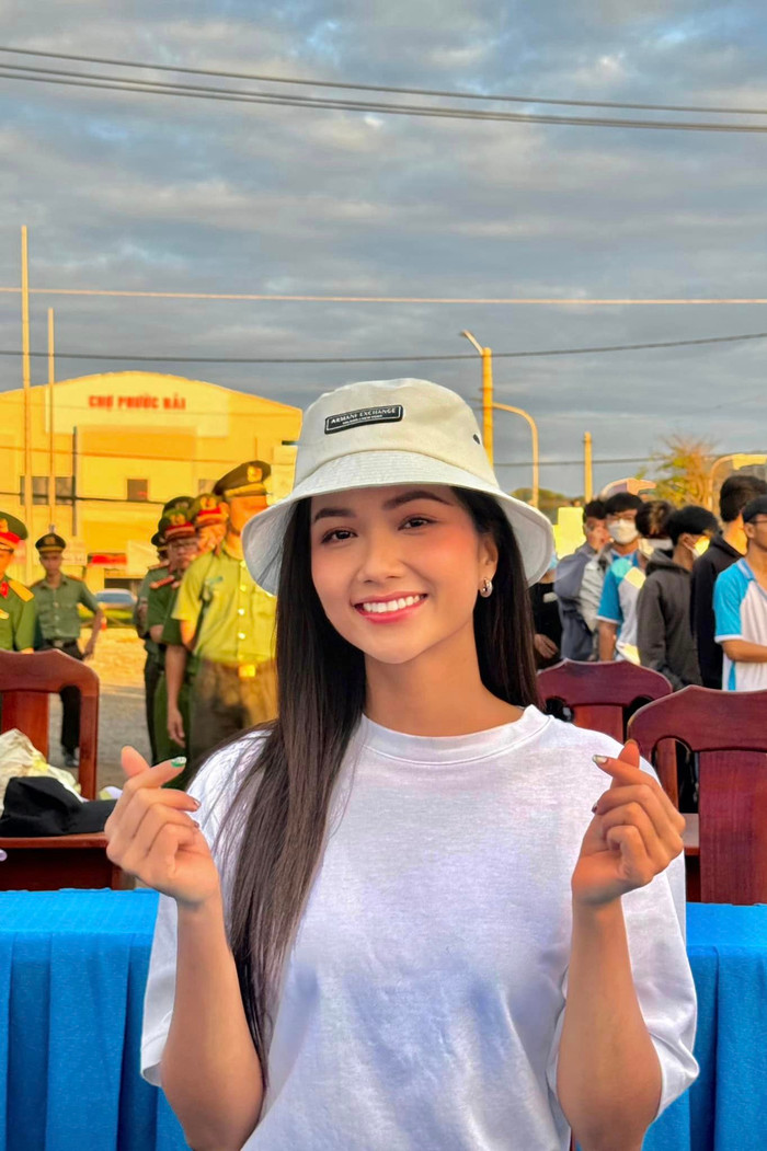 H'Hen Niê dành nhiều thời gian để tham gia các chương trình liên quan đến công tác xã hội