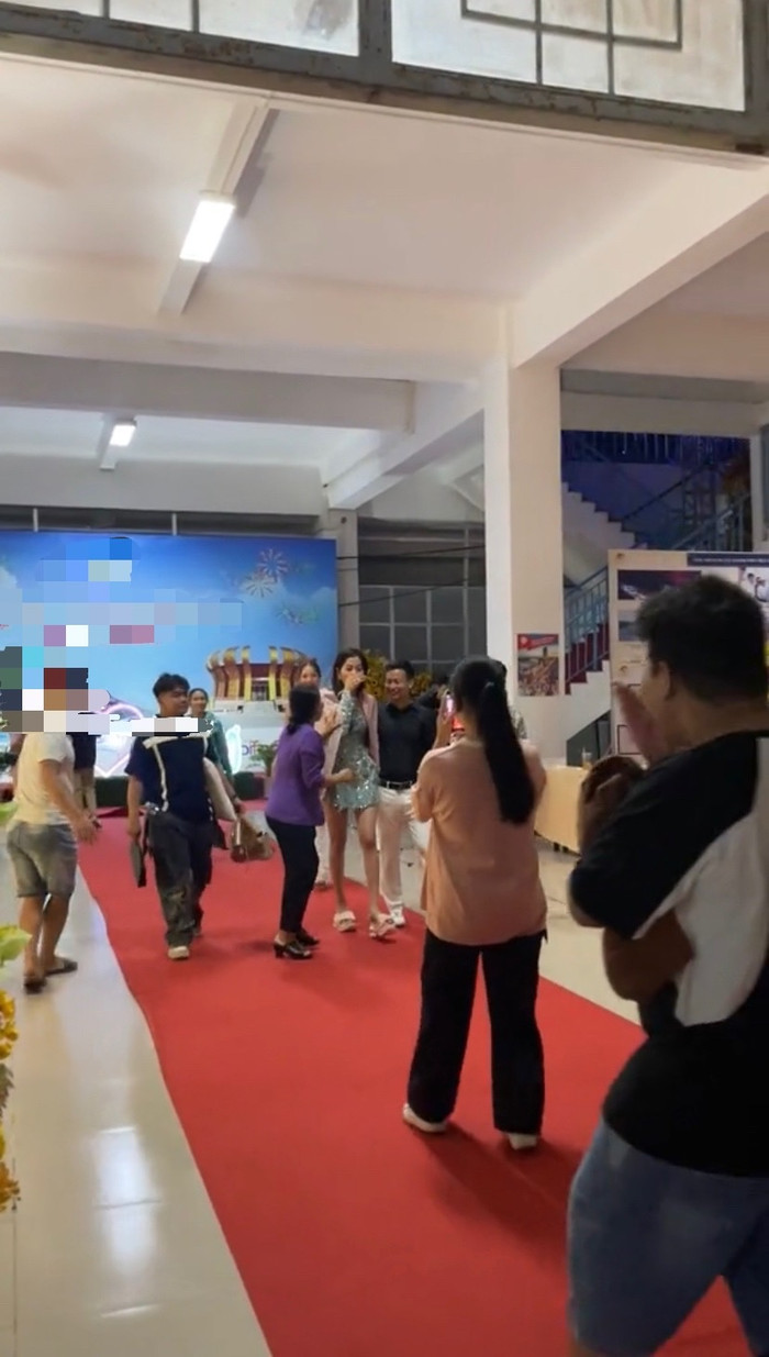 Ngay từ xa, đã có một khán giả lớn tuổi cố gắng tiếp cận Nam Em