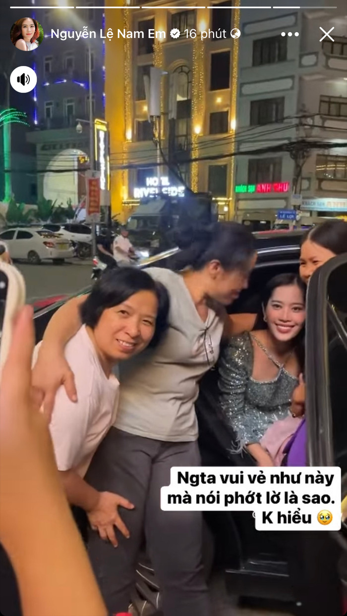 Thực tế Nam Em đã kéo một số người hâm mộ cùng chụp ảnh trước xe ô tô, thoải mái trò chuyện cùng FC khi chuẩn bị ra về