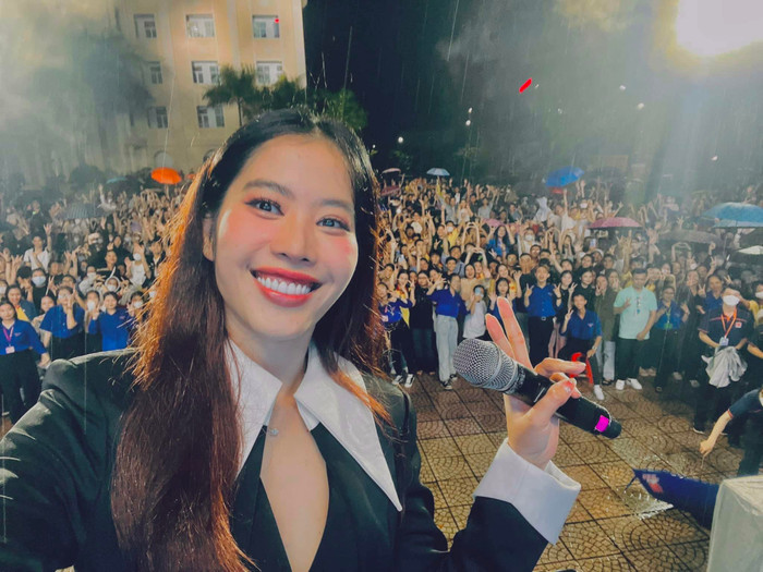 Nam Em thường đăng tải những bức ảnh tương tác với người hâm mộ sau từng đêm diễn