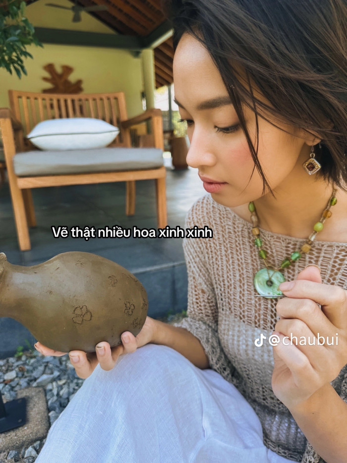 Châu Bùi vô cùng tập trung, cẩn thận trang trí họa tiết trên đồ gốm