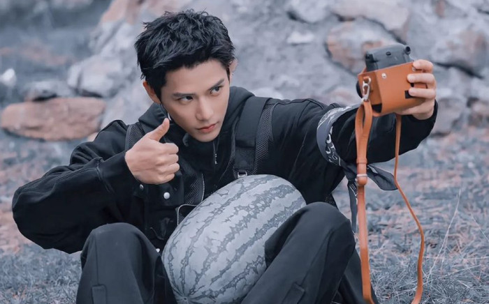 Sao nam hạng A gặp sự cố trang phục, khán giả than trời vì quá nhạy cảm Ảnh 2