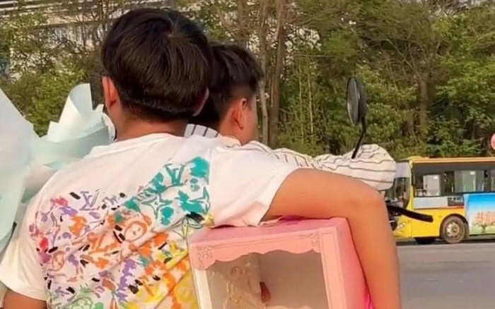 Chuẩn bị hoa và bánh kem tặng bạn gái, thanh niên khiến dân tình lo lắng thay khi thấy cảnh này Ảnh 2