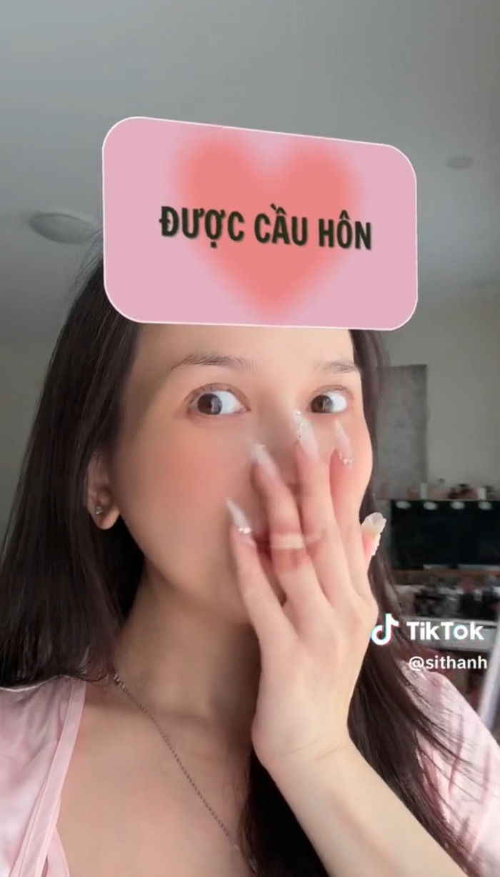 Biểu cảm của Sĩ Thanh sau khi nhận quẻ bói 'được cầu hôn'.
