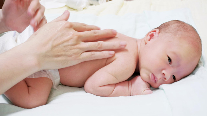 Vợ chồng cô thường xuyên đăng tải mọi khoảnh khắc đáng yêu của quý tử để làm kỉ niệm.