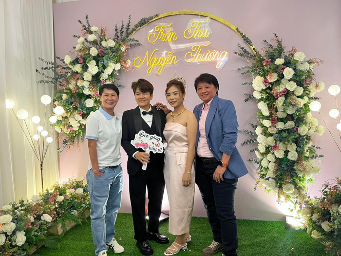 Các thành viên ban huyến luyện CLB TPHCM I chúc mừng đám cưới của Trần Thị Thu. Ảnh: FBNv