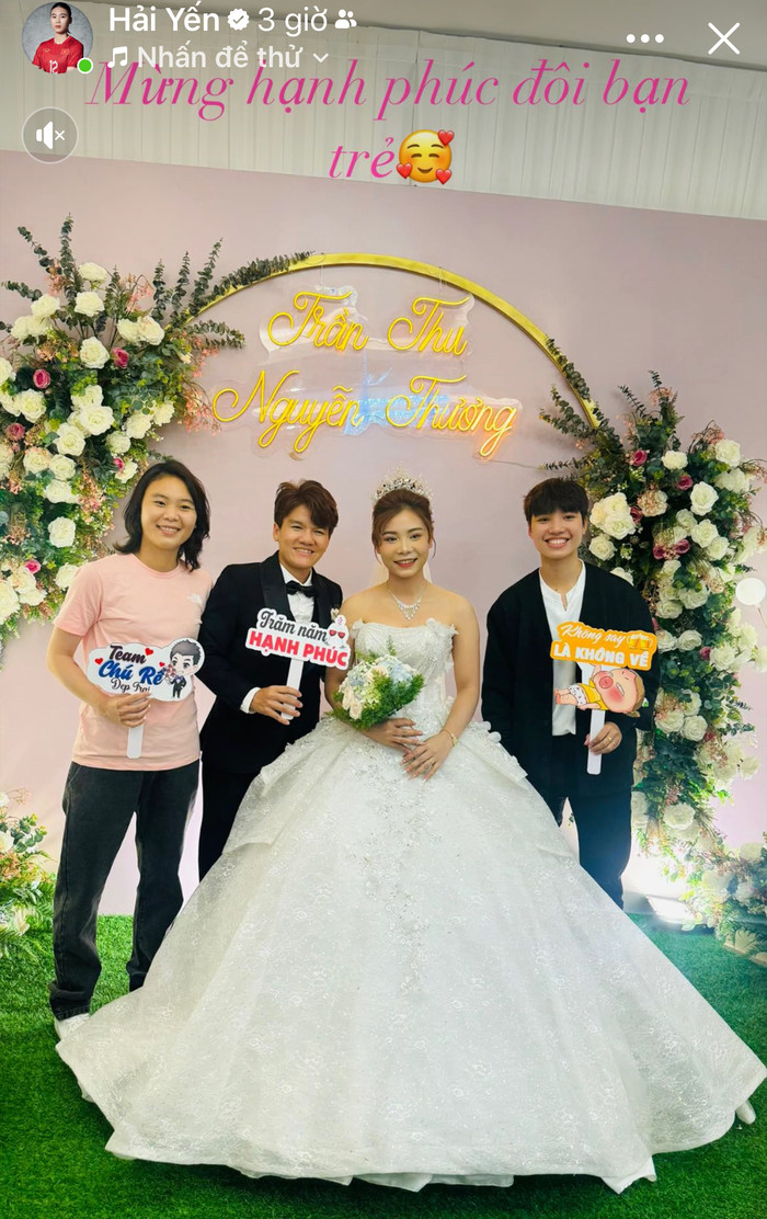 Tiền đạo Hải Yến và các thành viên tuyển nữ Việt Nam cũng đến chúc mừng Trần Thị Thu có vợ. Ảnh: FBNV