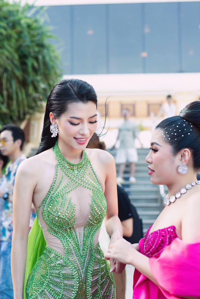 Nàng hậu khoe thân hình đồng hồ cát với mẫu váy cổ yếm xuyên thấu táo bạo kết hợp mái tóc ướt được chải gọn về phía sau. 