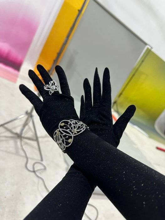 Lý Nhã Kỳ khéo khoe bộ trang sức lấp lánh, đắt đỏ