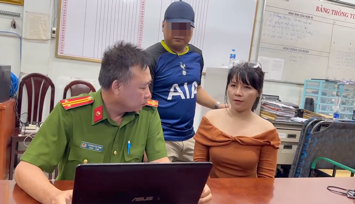 Công an lấy lời khai của các đối tượng. Ảnh: VietNamNet