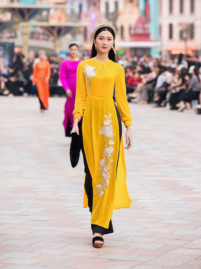 MC hoạt ngôn nhất VTV diễn 'first face' show thời trang, catwalk không thua kém mẫu chuyên nghiệp Ảnh 5