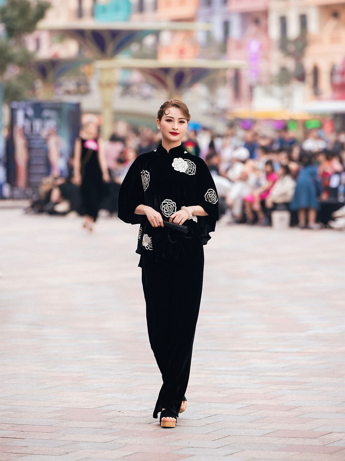 Nữ MC hoạt ngôn nhất nhì VTV gây ấn tượng bởi sự tự tin, phong thái không hề thua kém người mẫu chuyên nghiệp.