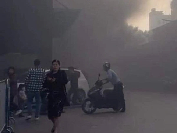 Nhiều người dân nhanh chóng chạy khỏi hiện trường để tránh bị ngạt khói