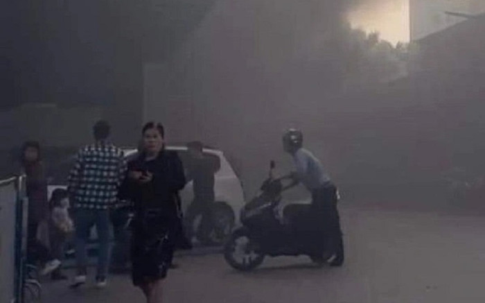 Khói đen bao phủ khu chung cư ở Lê Văn Lương, bất ngờ với nguyên nhân Ảnh 2