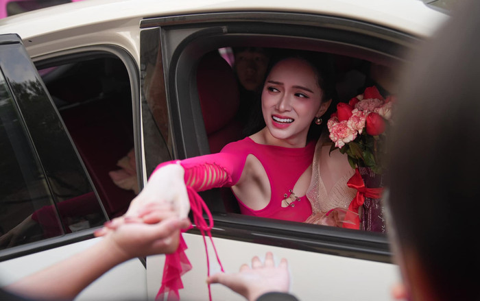 Hương Giang hớt hải chạy ra về sau show diễn, có hành động đặc biệt với fan Ảnh 2