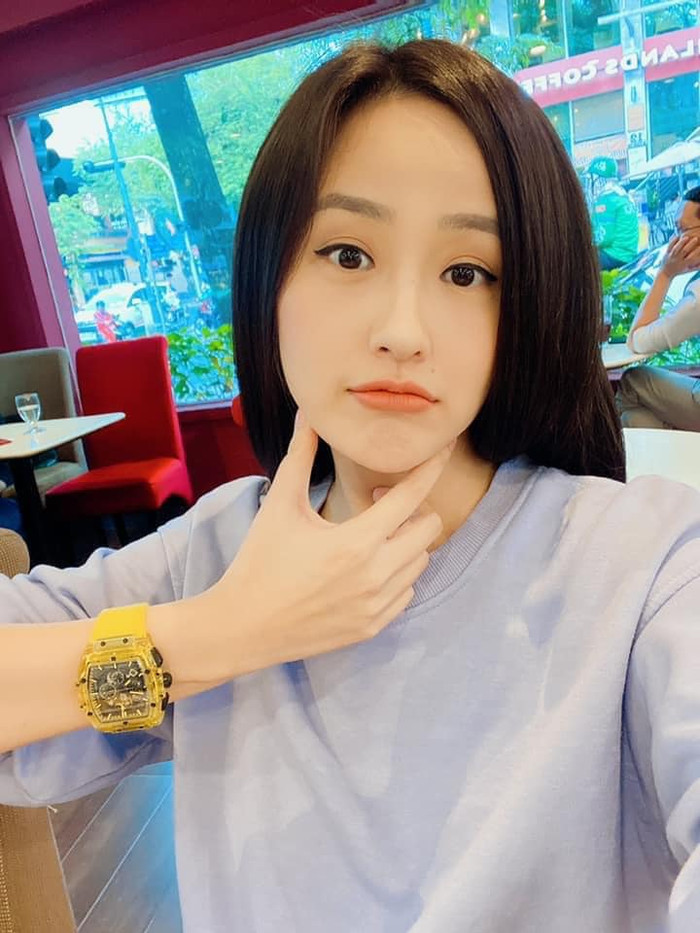 Mai Phương Thúy khéo khoe chiếc đồng hồ đắt đỏ ở trên tay