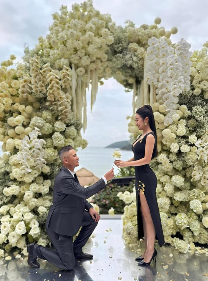 Đứng giữa khung cảnh thiên nhiên thơ mộng, xung quanh phủ đầy hoa ai cũng tưởng rằng đám cưới của cặp đôi.
