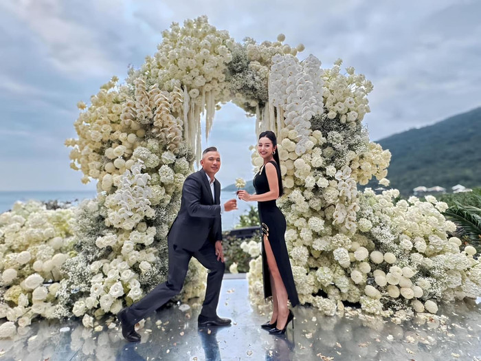 Người đẹp nở nụ cười hạnh phúc với visual xinh đẹp, quý phái. 