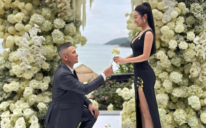 Vợ chồng Jennifer Phạm tái hiện khoảnh khắc cầu hôn ngọt như mía lùi Ảnh 2