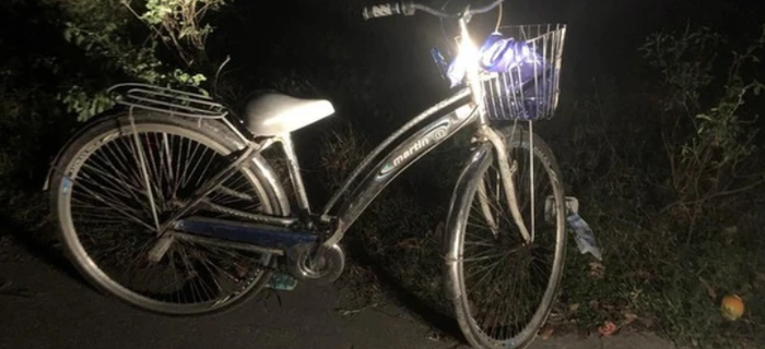 Chiếc xe đạp bé A. dùng để di chuyển ra khỏi nhà, nhưng sau đó chiếc xe được tìm thấy ở gần trụ sở công an xã (Ảnh: Tiền Phong)