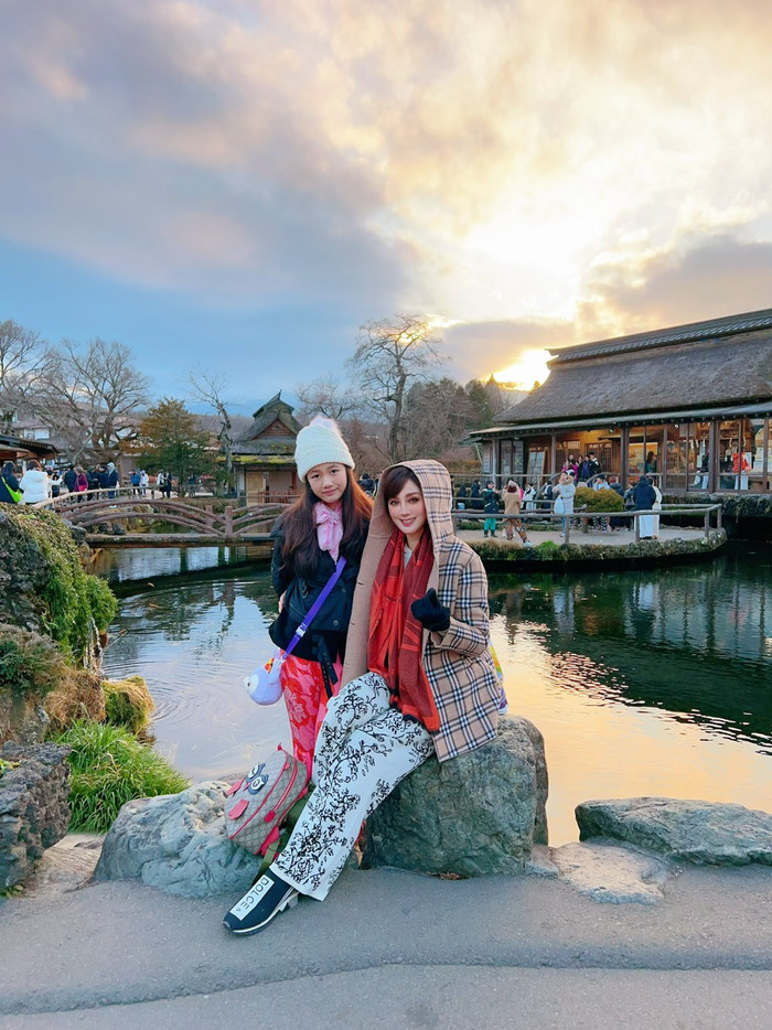 Bé Angela được mẹ thường xuyên cho tham gia các hoạt động thiện nguyện.