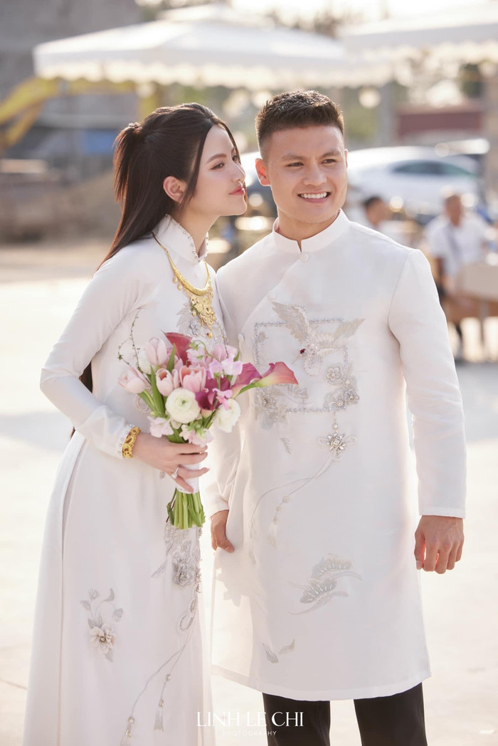 Ngày trọng đại của cặp đôi thu hút đông đảo sự quan tâm tâm của khán giả cùng sự góp mặt của 2 bên gia đình, bạn bè thân thiết.