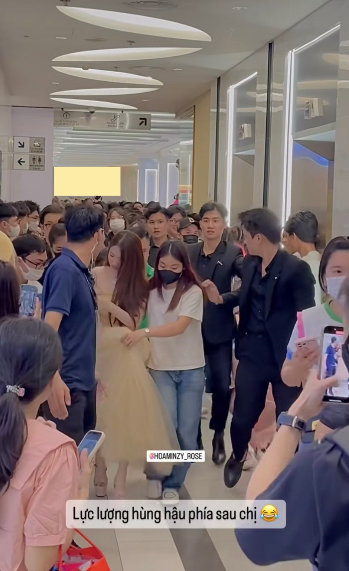 Hòa Minzy đi giày cao gót, được trợ lý xách váy nhưng vẫn tranh thủ cho chữ ký tới một người hâm mộ