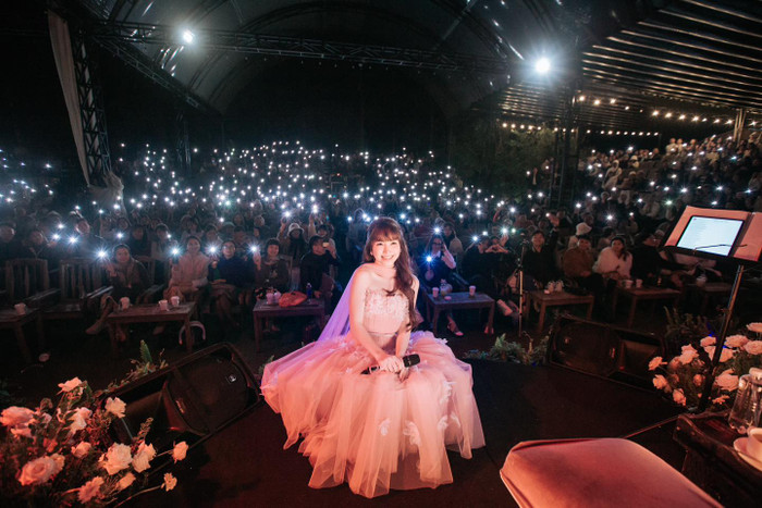 Không chỉ đăng ảnh khoe visual, Hòa Minzy còn thường chia sẻ những khoảnh khắc chụp chung với đông đảo khán giả