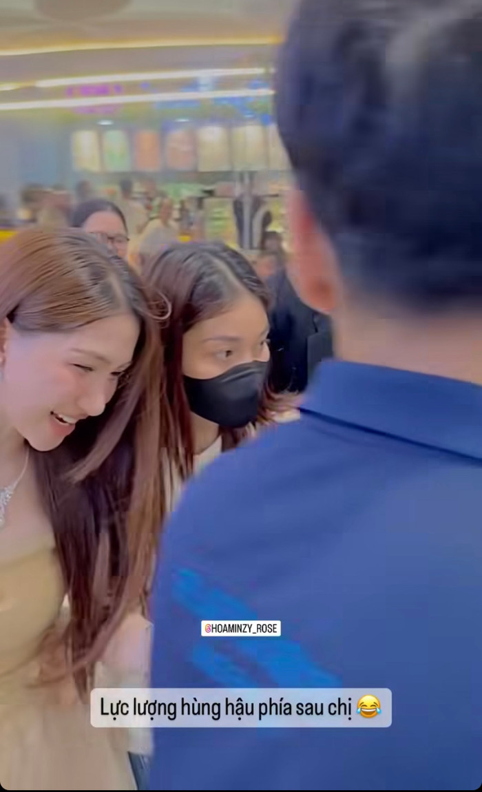 Hòa Minzy luôn nở nụ cười rạng rỡ, tươi tắn dù bị người hâm mộ bao quanh