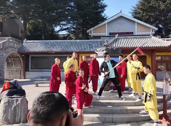 Ngoại hình hiện tại của Khoa Pug hoàn thiện hơn trước kia rất nhiều. 'Đôi chân 5 tỷ' của anh đã hồi phục, giúp anh di chuyển bình thường dù phải đi bộ quãng đường dài