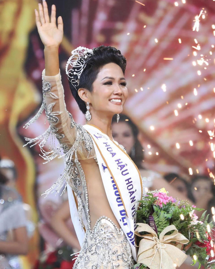 Khoảnh khắc đăng quang của H'Hen Niê tại Hoa hậu Hoàn vũ Việt Nam 2017. 