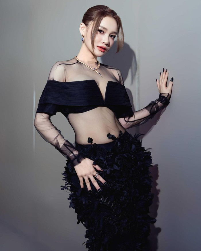 Nhã Phương đeo trang sức đắt đỏ, thoải mái diện mốt xuyên thấu