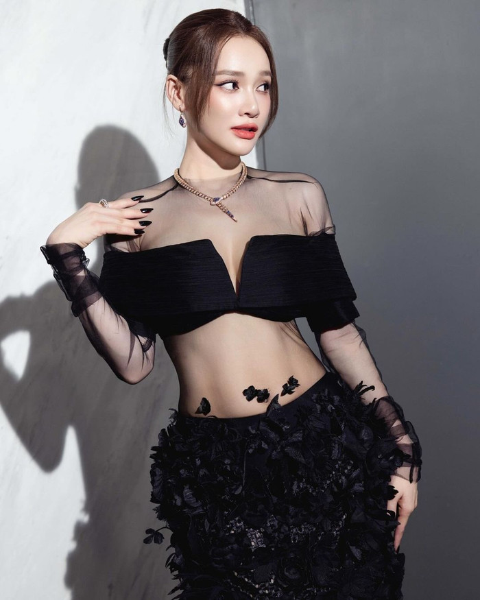 Vòng eo nổi rõ múi cơ của Nhã Phương qua lớp vải trong suốt khiến dân tình không khỏi trầm trồ