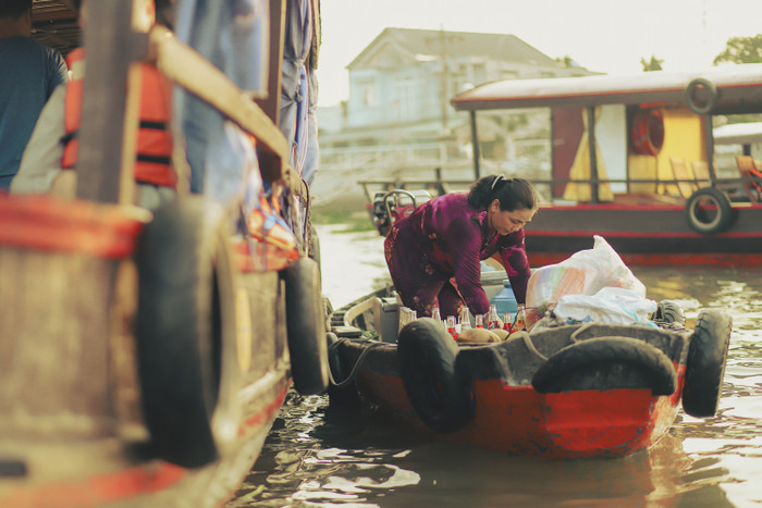 Hòa mình vào không khí nhộn nhịp của buổi chợ, chúng ta có thể quan sát, tìm hiểu sinh hoạt của nhiều gia đình thương hồ với nhiều thế hệ chung sống trên ghe. 