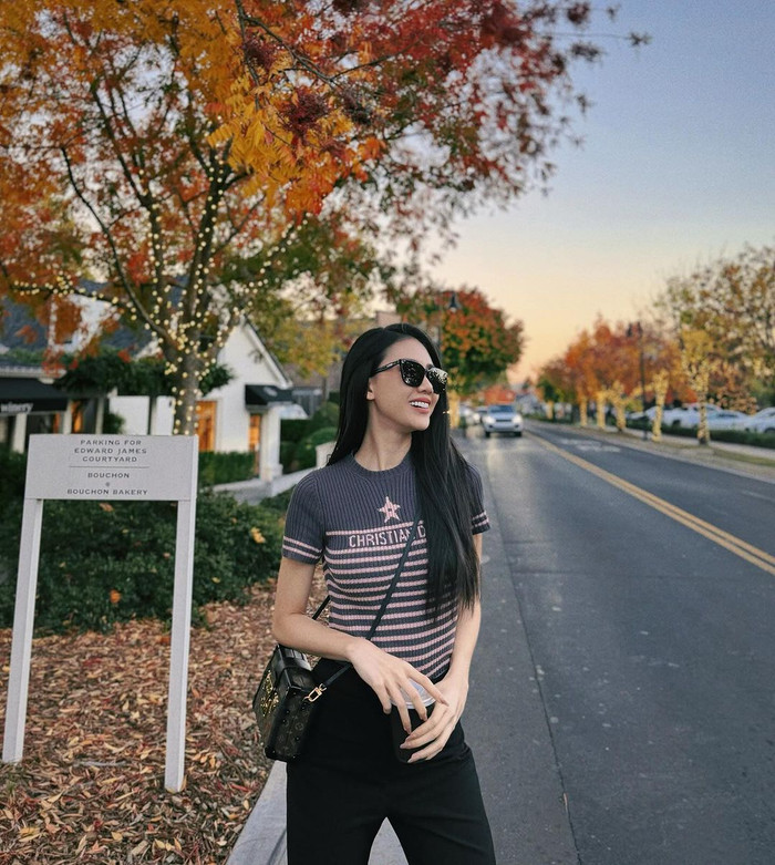 Bùi Quỳnh Hoa nở nụ cười đầy rạng rỡ, thoải mái thể hiện cá tính