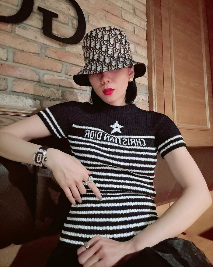 Lệ Quyên thường phối thêm phụ kiện trang sức, thay vì ăn vận tối giản như Bùi Quỳnh Hoa