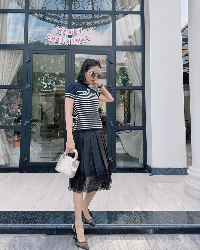 Chiếc áo của Lệ Quyên cùng kiểu dáng, mẫu mã với món đồ mới nhất Bùi Quỳnh Hoa mặc trên người, chỉ khác màu sắc