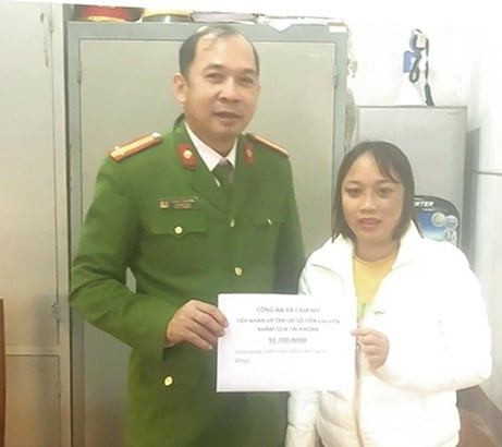 Công an xã Cẩm Mỹ hướng dẫn người dân trả lại tiền cho người chuyển nhầm