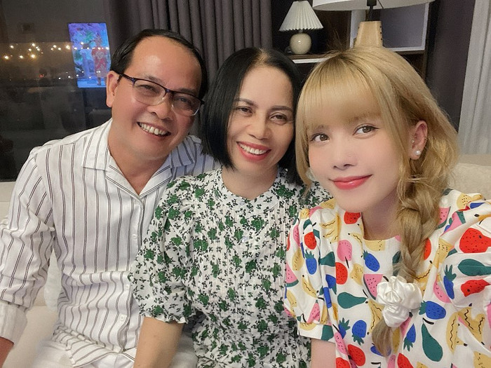 Ba mẹ Thiều Bảo Trâm trẻ trung.