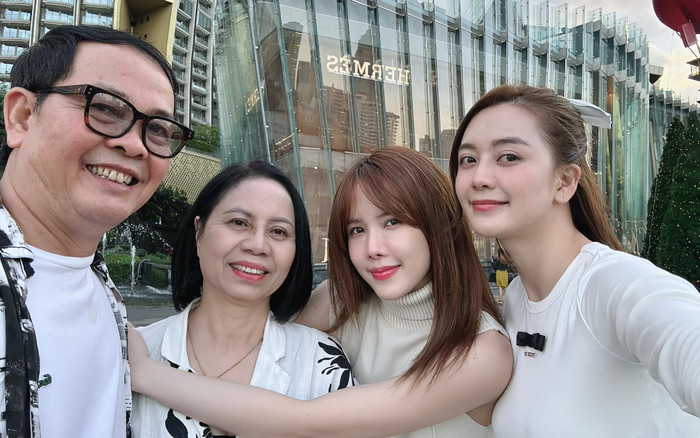 Chị em Thiều Bảo Trâm hoàn thành ước mơ đặc biệt dành cho ba mẹ, vẫn thiếu điều quan trọng nhất Ảnh 2