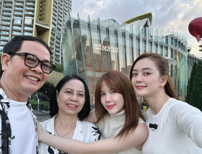 Nhiều người bày tỏ ngưỡng mộ với cách báo hiếu của 2 chị em Thiều Bảo Trâm dành cho đấng sinh thành.&nbsp;