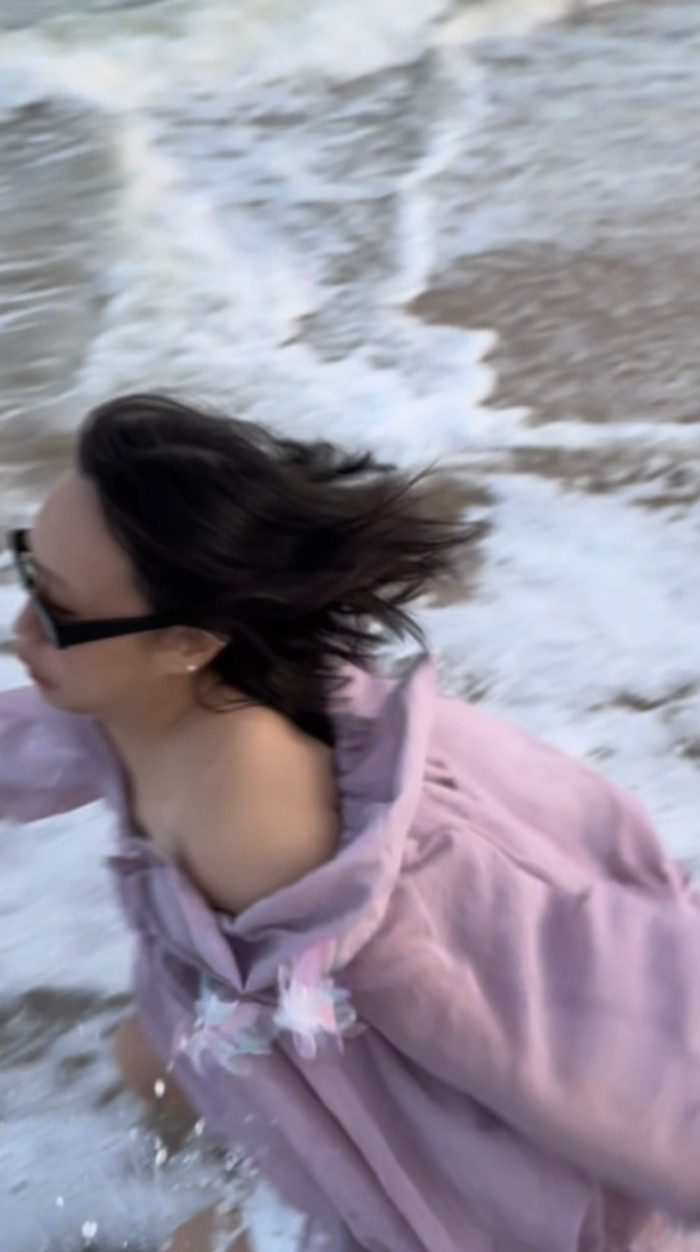 Diệu Nhi bất ngờ ngã