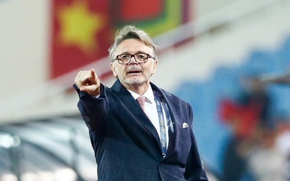 HLV Troussier đừng 'chuyền bóng', hãy phản công! Ảnh 2