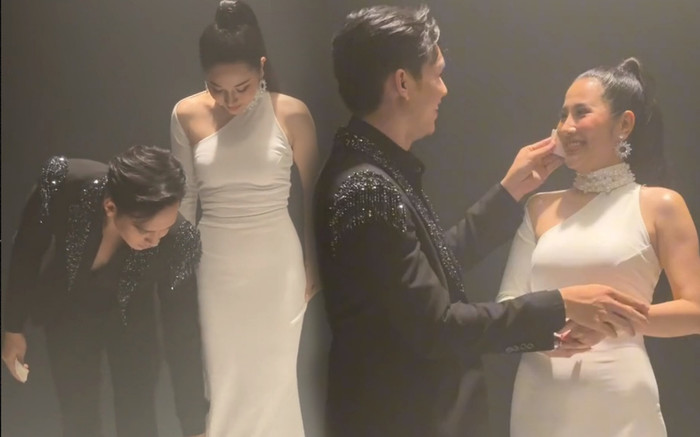 Bạch Công Khanh ân cần chăm sóc, chỉnh váy giúp Tố My: Thế này bảo sao nữ ca sĩ không 'xiêu lòng'! Ảnh 2
