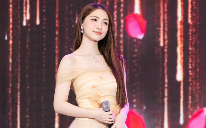 Hòa Minzy kiểm tra âm thanh ngay trên sân khấu biểu diễn: 'Vì tôi hát live' Ảnh 2