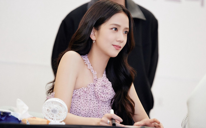 Jisoo (BLACKPINK) tiết lộ thời đi học thư tình đầy ngăn bàn Ảnh 2