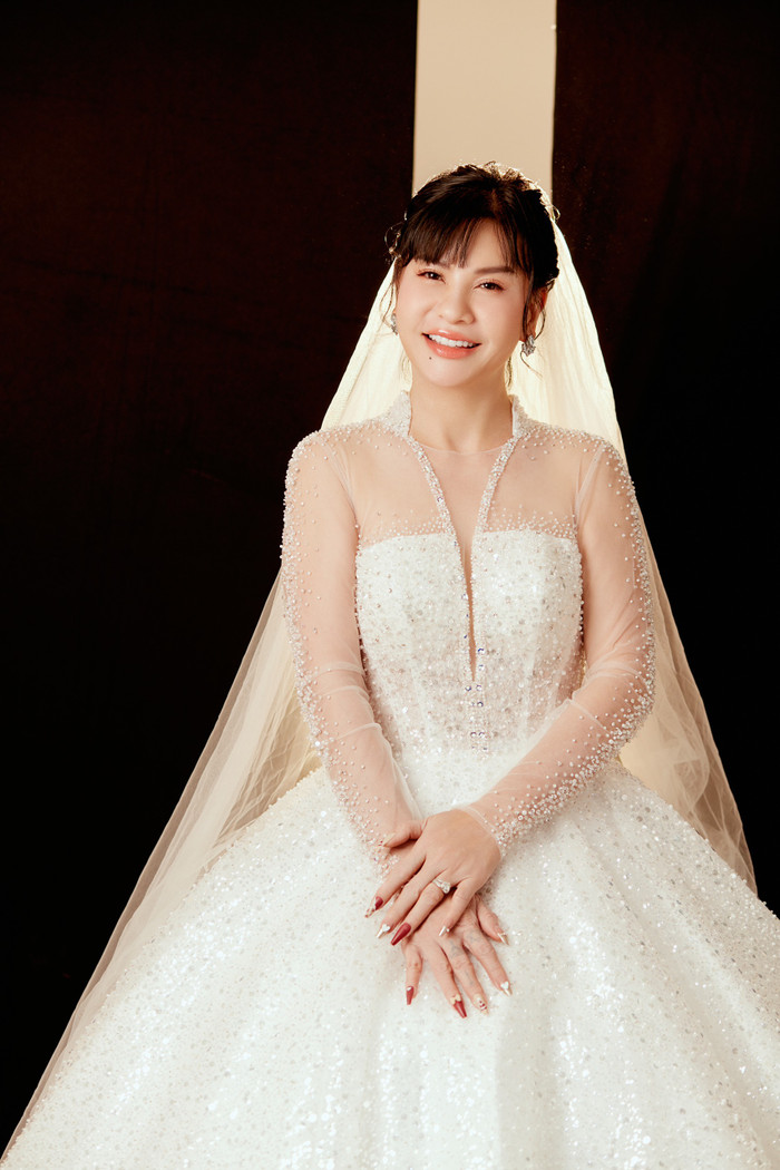 Cát Phượng rạng rỡ trong bộ ảnh cưới, thân mật với người đàn ông trẻ tuổi hậu chia tay Ảnh 3